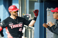 [포토]위즈덤의 홈런을 축하하는 KIA 이범호 감독