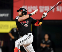 ‘오스틴 홈런+5타점’ 타선 폭발 LG, SSG 9-4 제압…시범경기 3승째 [SS문학in]