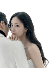 ‘4월 결혼’ 효민, 예비신랑과 함께한 웨딩 화보…우아한 드레스 자태 눈길