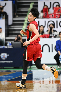 ‘미친 뒷심’ BNK, 우리은행에 53-47 역전 드라마…챔프전 창단 첫 ‘승리’+여성 사령탑 ‘첫 승’ [SS아산in]