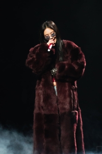 “2시간 달려왔는데 공연은 고작 70분” 제니, 흑역사만 남긴 ‘첫 솔로 콘서트’