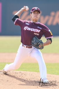 ‘김윤하 호투-박주홍 대포’ 키움, 롯데 추격 뿌리치고 4-3 신승…푸이그 없어도 이기네 [SS고척in]