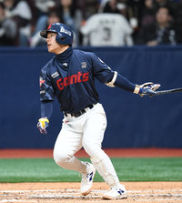 [포토] 한태양, 4회 다시 리드 잡는 희생타