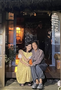 ‘폭싹 속았수다’ 아이유, ‘광례 엄마’와의 비하인드 컷 공개에 보자마자 눈물이 왈칵