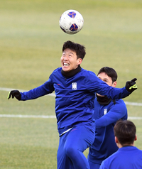 [포토]손흥민, 신나게 헤더!