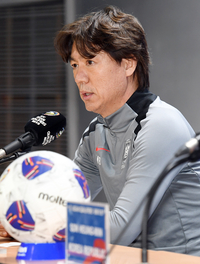 [포토]오만전 앞두고 기자회견 하는 홍명보 감독