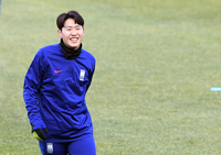 [포토]환하게 웃으며 훈련하는 이강인