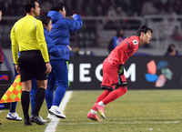 ‘초비상’ 황금 왼발 뽐낸 이강인 부상으로 쓰러졌다…주치의 등에 업혀 퇴장 [SS현장]