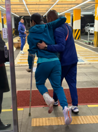 ‘부상’ 이강인 경기 후에도 혼자 걷지 못했다, 목발에 기댄 채 스태프 도움 받아 애써 미소 지으며 퇴장[SS현장]