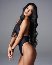 ‘군통령’ 모델 이봄이, 블랙 모노키니와 비키니로 남심 저격해