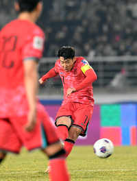 [포토]손흥민의 프리킥 슛