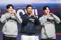 [포토] 하트 포즈 취하는 박민우-이호준 감독-김형준