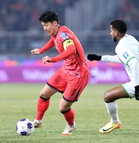 [포토]손흥민, 오만 수비 뚫고!