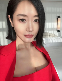 김혜수, 강렬한 레드 드레스로 완성한 우아한 카리스마