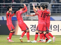 [포토]황희찬의 선제골에 기뻐하는 이강인과 손흥민