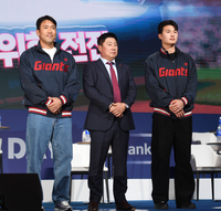 [포토] 롯데 김태형 감독-전준우-윤동희 ‘긴장한 모습으로’