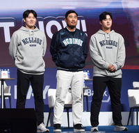 [포토] 포즈 취하는 이호준 감독-박민우-김형준