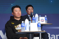 [포토] 답변하는 롯데 김태형 감독