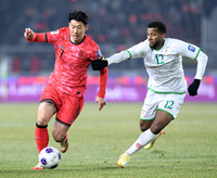 [포토]오만 수비 뚫는 손흥민