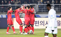 [포토]황희찬의 골로 앞서 나가는 대한민국