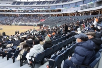 ‘프로야구 직관 필수템은?’ 홈런볼부터 선크림까지 “1000만 관중 잡는다!”