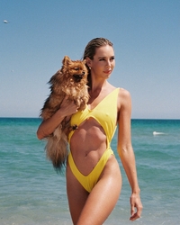 게스(GUESS)모델&골프여신 브리 테레시, 마이애미를 녹이는 초미니 모노키니로 남심 설레게 해