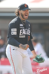 ‘보크+피치클락 위반’했지만 그 뿐! 155㎞ 속구 폰세, 5이닝 2실점 호투→KBO 데뷔전 ‘합격점’ [SS수원in]