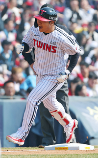 문보경 ‘홈런’부터 폰세 ‘피치클락 위반’까지…2025 KBO리그 ‘시즌 1호’ 기록