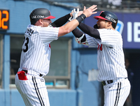 문보경 ‘개막 1호 축포’+치리노스 ‘QS’→LG, 개막전서 롯데 12-2 ‘격파’ [SS잠실in]