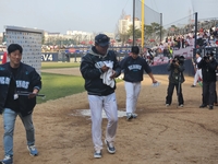 ‘데뷔 첫 승’ 이호준 감독 “나 아닌 우리 첫 승리”…물세례에도 ‘활짝’ 웃었다 [SS광주in]