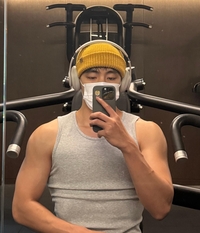 “어깨 美쳤다”…뷔, 벌크업 했나봐? 10kg 뺀거라고? [★SNS]