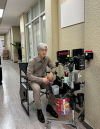 ‘백발 변신’ 이제훈, 연기 모니터링부터 동료들과 포즈까지…현장 비하인드 공개