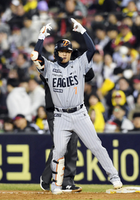 [포토]한화 이도윤, 안타 세리머니