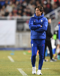 [포토] 경기 지켜보는 홍명보 감독