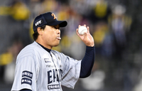 [포토]한화 류현진, 공 바꿔주세요!