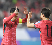 [포토] 손흥민, 골 넣은 이재성과 환호