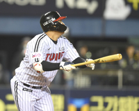 [포토] 4회 솔로포 문보경 ‘쭉쭉 뻗는구나’