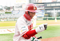 [포토]선두 타자 홈런 넘긴 SSG 최지훈