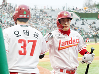 [포토]오태곤과 홈런 하이파이브 나누는 SSG 최지훈