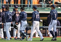 ‘3연패 탈출’→국민타자 감독 “첫 승 늦었다, 팬들에게 보답하겠다” [SS수원in]