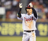 시즌 첫 선발→2안타 2득점 2도루 ‘맹위’…‘국대 2루수’ 신민재, 2025시즌 ‘본격 시작’ [SS시선집중]