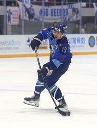 ‘현역 포인트 1위’ HL 안양 김상욱, 아시아리그 정규리그 MVP 등극…개인 통산 두 번째