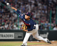 [포토]힘차게 공 뿌리는 롯데 박진