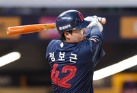 [포토]추격 적시타 치는 롯데 정보근