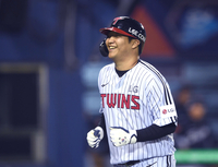 [포토] 4회 솔로포 문보경 ‘웃음이 절로’