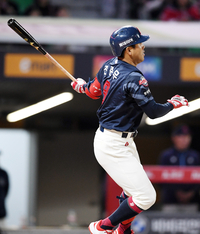 [포토]롯데 전준우, 반격의 시작을 알리는 안타