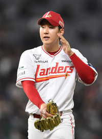 [포토]SSG 송영진, 미소 띤 얼굴로