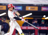 [포토]SSG 박지환, 롯데 김진욱 상대 적시타