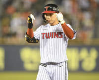 선발 복귀 하루 만에…LG 문성주, 2루 도루하다 교체 ‘아웃’→허리 뭉침 증세 [SS메디컬체크]