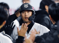 [포토]시즌 첫 홈런 하이파이브 나누는 KT 배정대